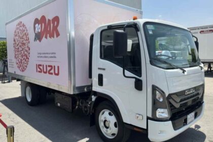 Camión ISUZU Motors de México con la caja rotulada del programa Rodar por Ayudar 2026 para la entrega de sillas de ruedas.