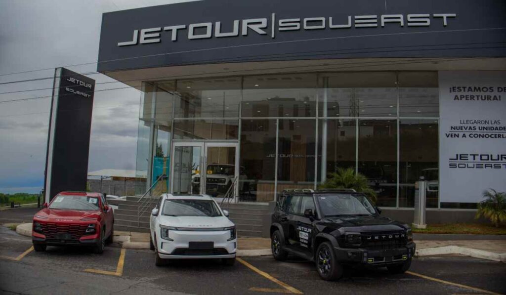 Nueva agencia de JETOUR SOUEAST en Zacatecas con vehículos exhibidos al frente