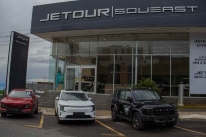 Nueva agencia de JETOUR SOUEAST en Zacatecas con vehículos exhibidos al frente