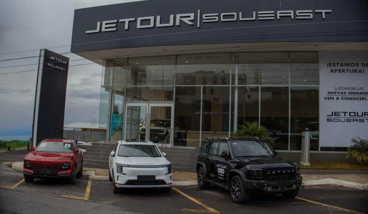 Nueva agencia de JETOUR SOUEAST en Zacatecas con vehículos exhibidos al frente
