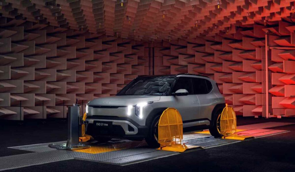 Kia EV2 GT-line sometido a pruebas de ruido y vibracion dentro de una camara anecoica industrial antes de su lanzamiento.