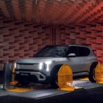 Kia EV2 GT-line sometido a pruebas de ruido y vibracion dentro de una camara anecoica industrial antes de su lanzamiento.