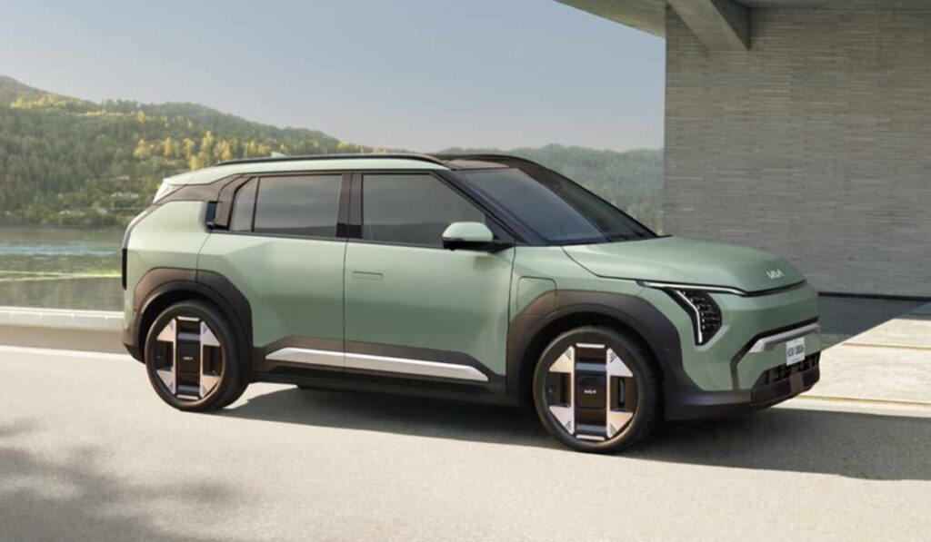 Vista lateral del Kia EV3 2027 eléctrico fabricado en México, con diseño SUV compacto y elementos aerodinámicos característicos de la marca.