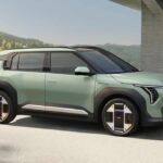 Vista lateral del Kia EV3 2027 eléctrico fabricado en México, con diseño SUV compacto y elementos aerodinámicos característicos de la marca.