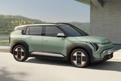 Vista lateral del Kia EV3 2027 eléctrico fabricado en México, con diseño SUV compacto y elementos aerodinámicos característicos de la marca.