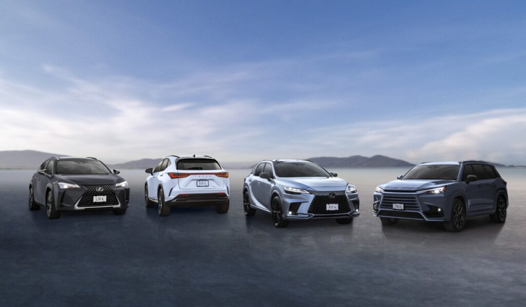 Cuatro SUV Lexus de lujo, incluidos los modelos UXh, NXh, RXh y TXh, exhibidos en una imagen corporativa de Lexus México.