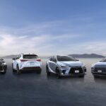 Cuatro SUV Lexus de lujo, incluidos los modelos UXh, NXh, RXh y TXh, exhibidos en una imagen corporativa de Lexus México.