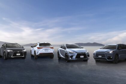 Cuatro SUV Lexus de lujo, incluidos los modelos UXh, NXh, RXh y TXh, exhibidos en una imagen corporativa de Lexus México.