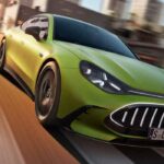 Mercedes-AMG GT 4 Door Coupé eléctrico en color verde mostrando su diseño aerodinámico y silueta deportiva de cuatro puertas.