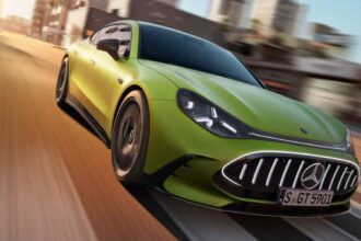 Mercedes-AMG GT 4 Door Coupé eléctrico en color verde mostrando su diseño aerodinámico y silueta deportiva de cuatro puertas.