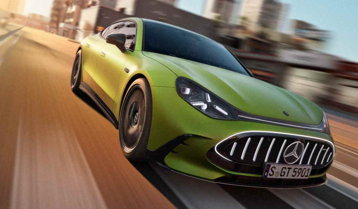 Mercedes-AMG GT 4 Door Coupé eléctrico en color verde mostrando su diseño aerodinámico y silueta deportiva de cuatro puertas.