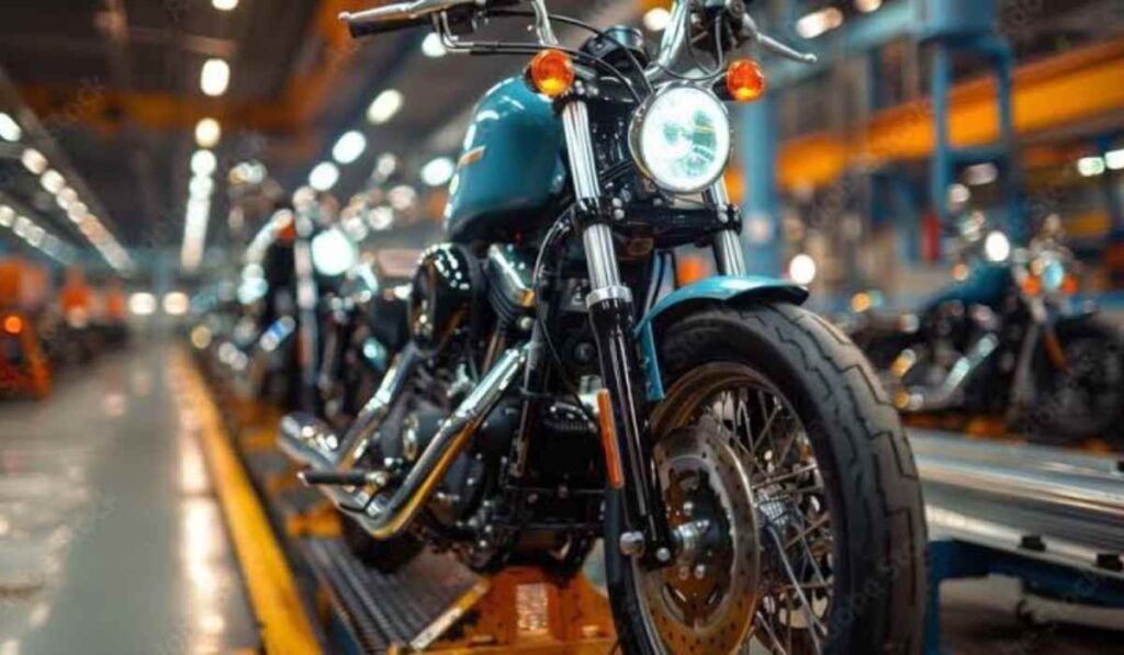 Linea de ensamble de motocicletas en una fabrica en Mexico, representando el crecimiento de las exportaciones y la capacidad productiva del pais.