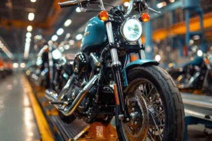 Linea de ensamble de motocicletas en una fabrica en Mexico, representando el crecimiento de las exportaciones y la capacidad productiva del pais.