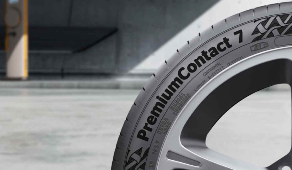 Primer plano de un neumático Continental PremiumContact 7 montado sobre un rin, diseñado para ofrecer agarre, eficiencia y desempeño.
