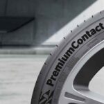 Primer plano de un neumático Continental PremiumContact 7 montado sobre un rin, diseñado para ofrecer agarre, eficiencia y desempeño.