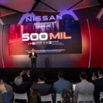 Ejecutivo de Nissan presentando en escenario la meta de 500 mil unidades, 6 nuevos modelos y 3 tecnologías electrificadas para América Latina.