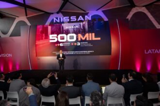 Ejecutivo de Nissan presentando en escenario la meta de 500 mil unidades, 6 nuevos modelos y 3 tecnologías electrificadas para América Latina.