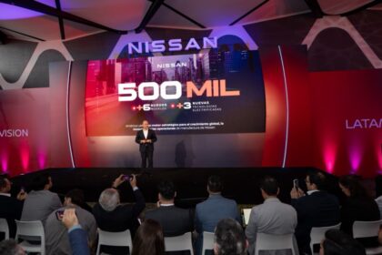 Ejecutivo de Nissan presentando en escenario la meta de 500 mil unidades, 6 nuevos modelos y 3 tecnologías electrificadas para América Latina.