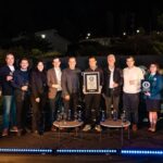 Grupo de directivos de Nissan y representantes de Guinness World Records durante la entrega del reconocimiento al Nissan Qashqai e-POWER por un récord de autonomía.