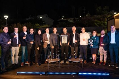 Grupo de directivos de Nissan y representantes de Guinness World Records durante la entrega del reconocimiento al Nissan Qashqai e-POWER por un récord de autonomía.