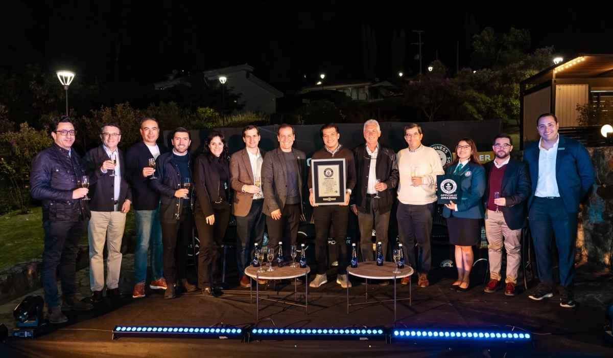 Grupo de directivos de Nissan y representantes de Guinness World Records durante la entrega del reconocimiento al Nissan Qashqai e-POWER por un récord de autonomía.