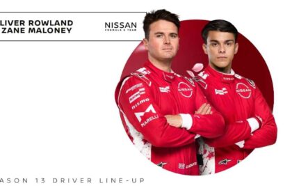 Oliver Rowland y Zane Maloney posan con el traje oficial del equipo Nissan Formula E Team para presentar la alineación de pilotos de la Temporada 13.
