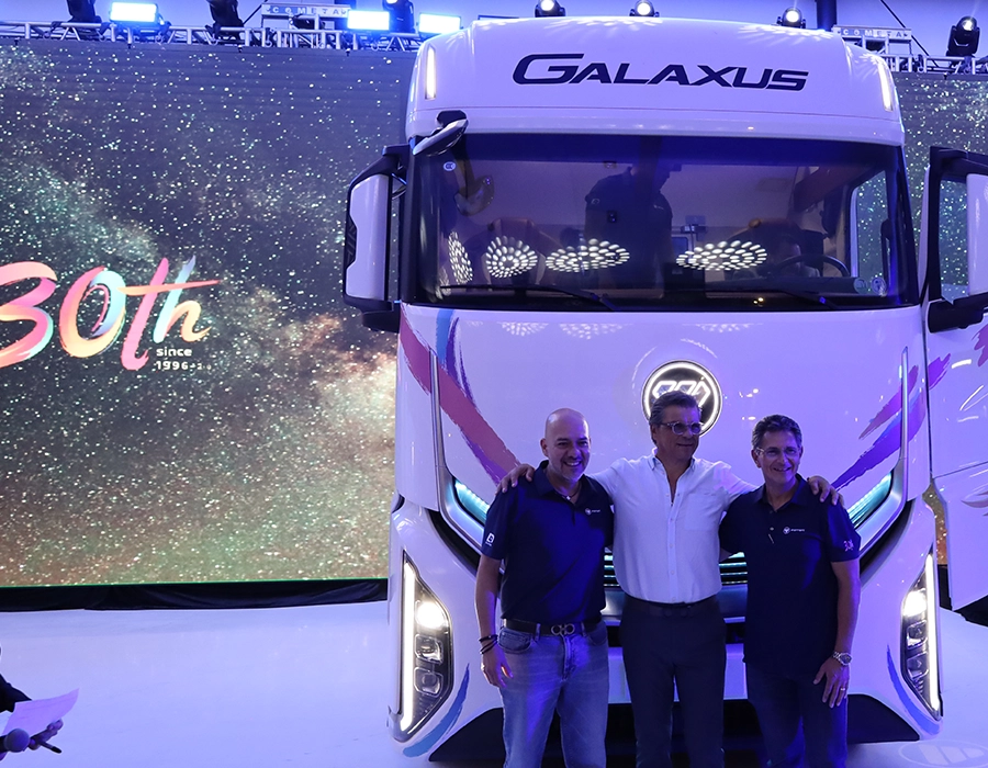 Directivos de FOTON México frente al tractocamión Galaxus en XIAN Motors Guadalajara