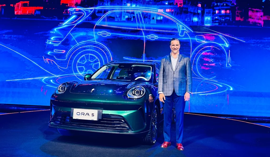 Pedro Albarrán durante la presentación del GWM ORA 5 en México