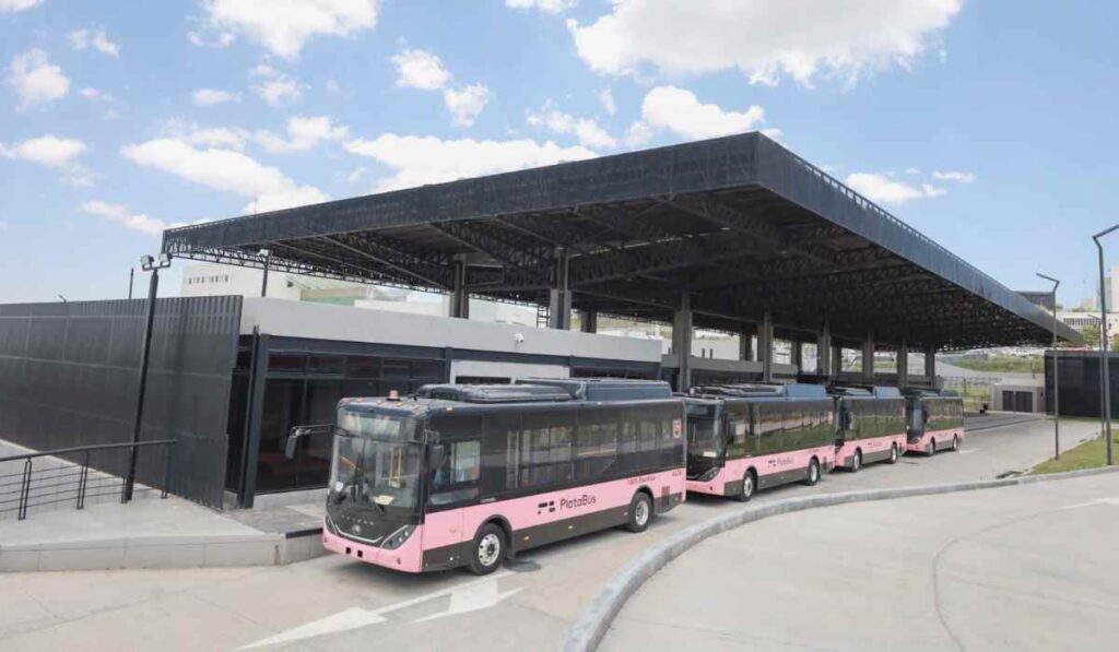Unidades del Platabús en la terminal de transporte público para la conexión metropolitana Zacatecas Guadalupe