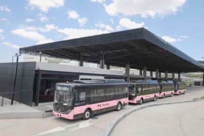 Unidades del Platabús en la terminal de transporte público para la conexión metropolitana Zacatecas Guadalupe