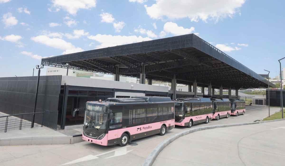 Unidades del Platabús en la terminal de transporte público para la conexión metropolitana Zacatecas Guadalupe