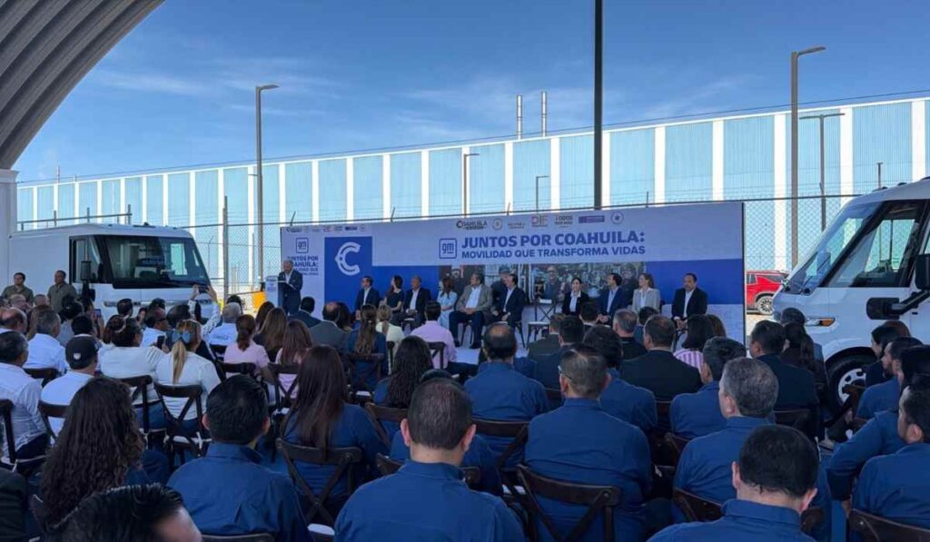 Vehículos Chevrolet BrightDrop durante evento de movilidad social de GM en Coahuila