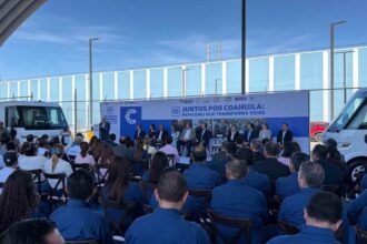 Vehículos Chevrolet BrightDrop durante evento de movilidad social de GM en Coahuila