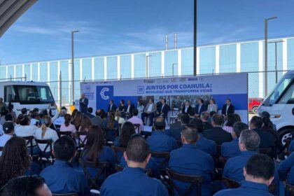 Vehículos Chevrolet BrightDrop durante evento de movilidad social de GM en Coahuila