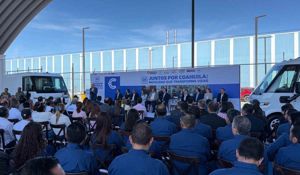 Vehículos Chevrolet BrightDrop durante evento de movilidad social de GM en Coahuila