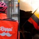 Repartidor de Rappi con mochila naranja junto a la bandera de Colombia iluminada por el sol, en el marco de donaciones por el terremoto.