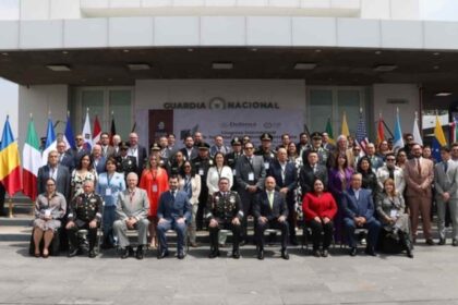 Autoridades y especialistas posan en la foto oficial del Congreso Internacional de Seguridad Vial y Movilidad Inteligente de la Guardia Nacional.