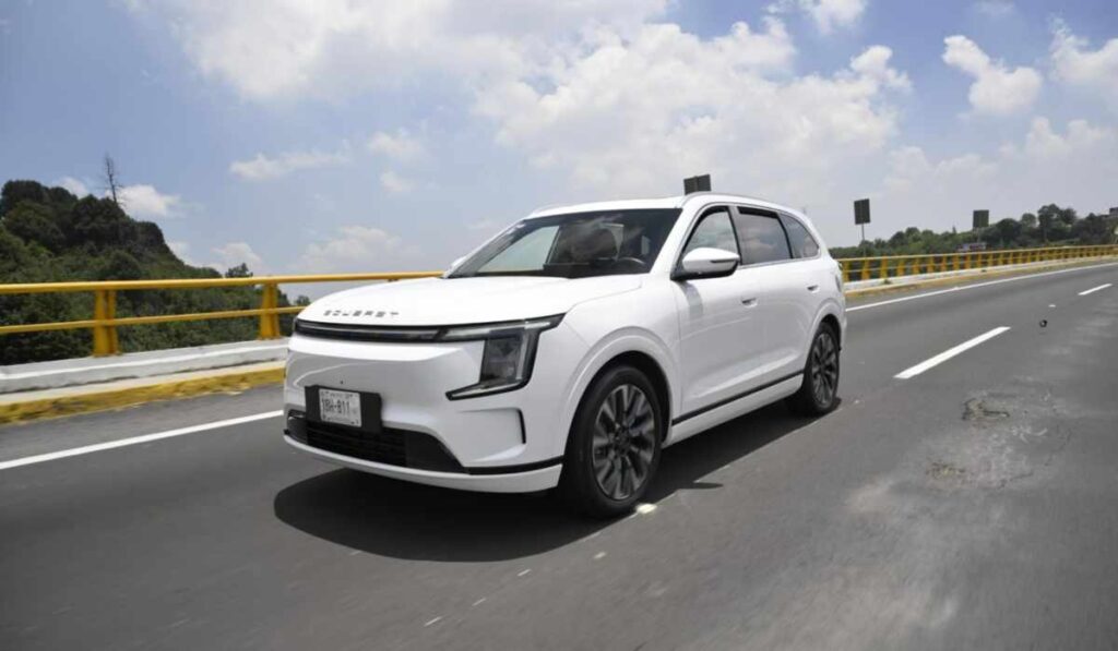 El SUV híbrido enchufable SOUEAST S08 i-DM combina un motor 1.5 turbo con un propulsor eléctrico para desarrollar 342 hp, 388 lb-pie de torque y una autonomía eléctrica de hasta 107 kilómetros bajo el ciclo WLTC.