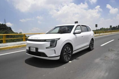 El SUV híbrido enchufable SOUEAST S08 i-DM combina un motor 1.5 turbo con un propulsor eléctrico para desarrollar 342 hp, 388 lb-pie de torque y una autonomía eléctrica de hasta 107 kilómetros bajo el ciclo WLTC.