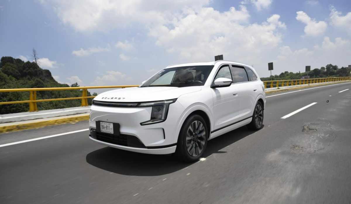 El SUV híbrido enchufable SOUEAST S08 i-DM combina un motor 1.5 turbo con un propulsor eléctrico para desarrollar 342 hp, 388 lb-pie de torque y una autonomía eléctrica de hasta 107 kilómetros bajo el ciclo WLTC.