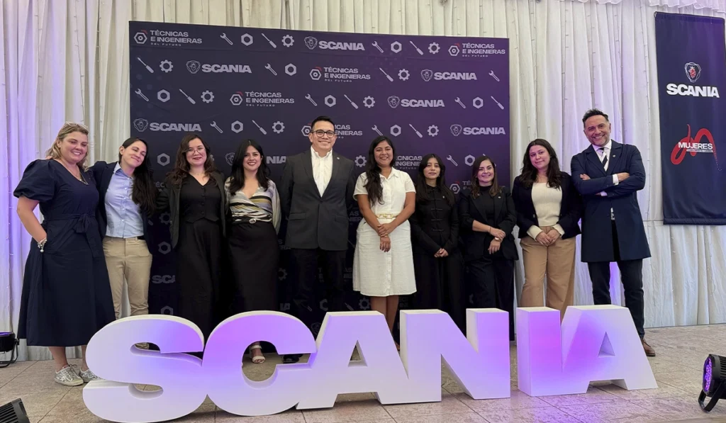 Representantes de Scania México en la graduación de Técnicas e Ingenieras del Futuro