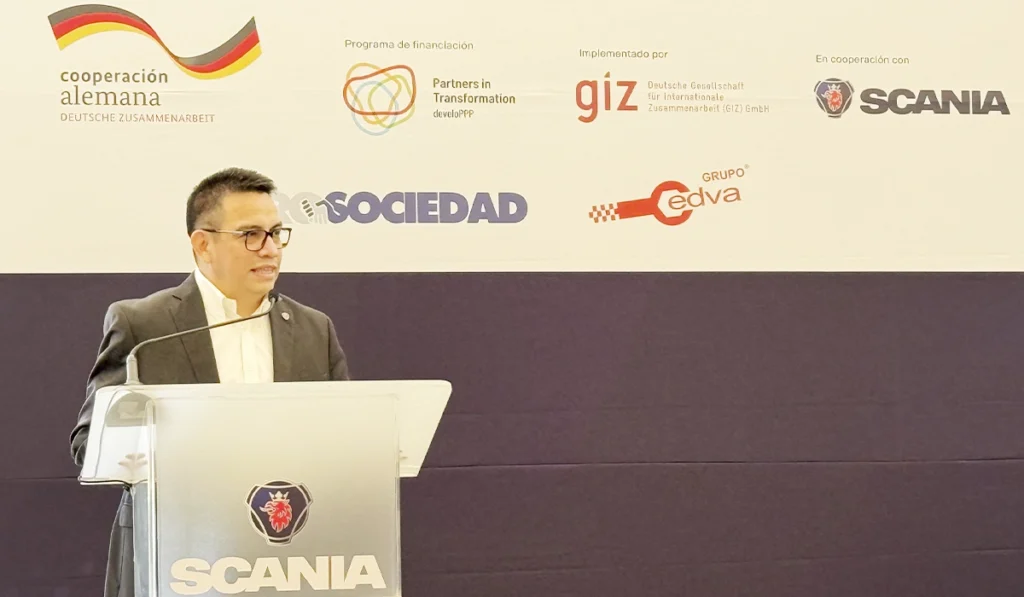 Alejandro Mondragón durante la graduación de Técnicas e Ingenieras del Futuro Scania