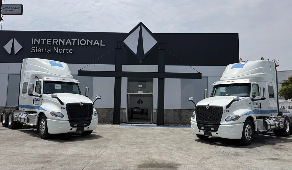 Tractocamiones International LT  durante la entrega simbólica de la unidad 150 a flota de TUMSA