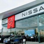 Nissan Automotores y Anexos concesionario de vehículos ligeros con modelo SUV en exhibición