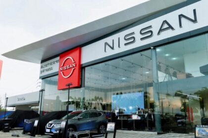 Nissan Automotores y Anexos concesionario de vehículos ligeros con modelo SUV en exhibición