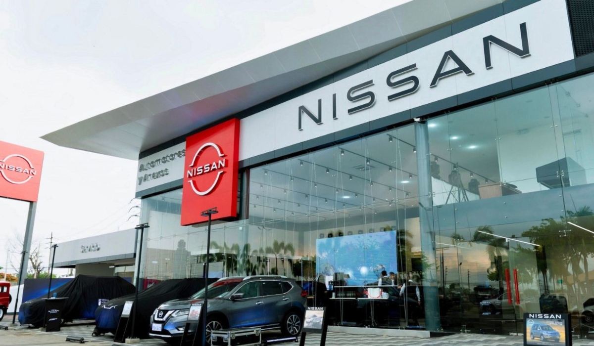 Nissan Automotores y Anexos concesionario de vehículos ligeros con modelo SUV en exhibición