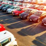 Vehículos ligeros estacionados en un lote automotriz, imagen representativa del crecimiento de ventas y comercialización de autos en México durante 2026.
