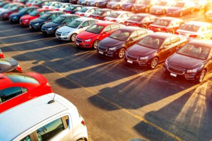 Vehículos ligeros estacionados en un lote automotriz, imagen representativa del crecimiento de ventas y comercialización de autos en México durante 2026.