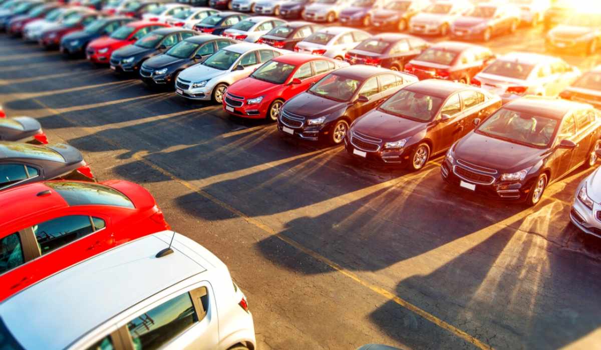 Vehículos ligeros estacionados en un lote automotriz, imagen representativa del crecimiento de ventas y comercialización de autos en México durante 2026.