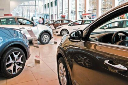 Vehículos nuevos exhibidos en el interior de una concesionaria automotriz durante la venta de automóviles.